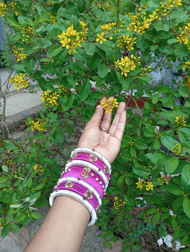 হ্যান্ডমেড রেশমি সুতার কুন্দন চুড়ি সেট (গাঢ় লাল / মেরুন)